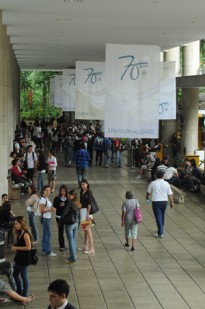 Banners no pilotis do Edifício da Amizade. Fotografia de Weiler Filho