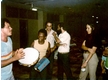 cg0071_079 - Pessoas em confraternização, c. 1990. Fotógrafo desconhecido. Acervo Cetuc.