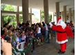 eq0001_041 - Chegada de Papai Noel nos pilotis da Ala Kennedy na festa de Natal dos funcionários, 2009. Fotógrafo Antônio Albuquerque. Acervo Núcleo de Memória.