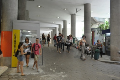 Alunos e professores nos pilotis do Edifício Cardeal Leme. 2012. Fotógrafo Antônio Albuquerque. Acervo do Núcleo de Memória.