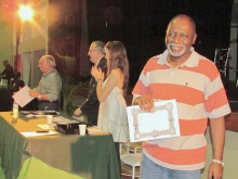 Homenagens aos funcionários na confraternização dos professores e funcionários técnico-administrativos da PUC-Rio. Fotógrafo Antônio Albuquerque. Acervo do Núcleo de Memória.