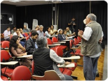 Abertura do curso, com palestra do prof. Miguel Pereira (COM). Fotógrafa Ligia Lopes. Acervo do Portal PUC-Rio Digital.