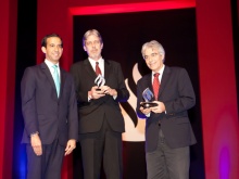Ao centro o Prof. Tanscheit com o troféu do prêmio, e à direita o Prof. Bergmann, Vice-reitor Acadêmico da PUC-Rio. Acervo do Prêmio Santander Universidades.