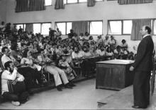 O Reitor pe. Mac Dowell em assembleia de professores convocada pela ADPUC.