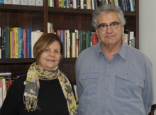 O vice-reitor de desenvolvimento, prof. Sérgio de Almeida Bruni, e a assessora administrativa Maria José Teixeira Soares.  Fotógrafo Antônio Albuquerque. Acervo do Núcleo de Memória da PUC-Rio.