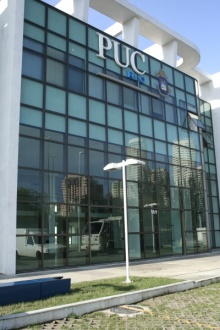 Fachada do prédio onde está instalada a Unidade Barra da Tijuca do CCE. Fotógrafo Antônio Albuquerque. Acervo do Núcleo de Memória.