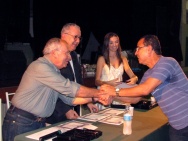 O Vice-Reitor Comunitário prof. Augusto Sampaio, Reitor Prof. Pe. Josafá Carlos de Siqueira S.J. e Suzana Kerber (CACC) cumprimentam o funcionário Orlando Nascimento de Almeida (LET). Fotógrafo Antônio Albuquerque. Acervo do Núcleo de Memória.