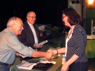 O Vice-Reitor Comunitário prof. Augusto Sampaio e Reitor Prof. Pe. Josafá Carlos de Siqueira S.J. cumprimentam a funcionária Ana Lúcia Einloft (VRAC). Fotógrafo Antônio Albuquerque. Acervo do Núcleo de Memória.