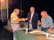 O prof. Pe. Jesus Hortal Sánchez S.J. (TEO) recebe os cumprimentos do Reitor Prof. Pe. Josafá Carlos de Siqueira S.J. e do Vice-Reitor Comunitário prof. Augusto Sampaio. Fotógrafo Antônio Albuquerque. Acervo do Núcleo de Memória.