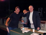 O funcionário Francisco Barroso de Farias (CCE) recebe os cumprimentos do Vice-Reitor Comunitário prof. Augusto Sampaio e do Reitor Prof. Pe. Josafá Carlos de Siqueira S.J. Fotógrafo Antônio Albuquerque. Acervo do Núcleo de Memória.