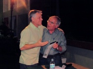 O prof. Paulo Humberto Barbosa Chaves (RDC) recebe os cumprimentos do Vice-Reitor Comunitário prof. Augusto Sampaio. Fotógrafo Antônio Albuquerque. Acervo do Núcleo de Memória.