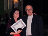 A funcionária Alécia Suaid Moura (Reitoria) recebe os cumprimentos do Reitor Prof. Pe. Josafá Carlos de Siqueira S.J. Fotógrafo Antônio Albuquerque. Acervo do Núcleo de Memória.