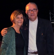 A funcionária Maria José Teixeira Soares (VRD) recebe os cumprimentos do Reitor Prof. Pe. Josafá Carlos de Siqueira S.J. Fotógrafo Antônio Albuquerque. Acervo do Núcleo de Memória.