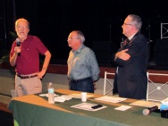 O prof. Ilmar Rohloff de Mattos (HIS), um dos homenageados, diz algumas palavras, observado pelo Vice-Reitor Comunitário prof. Augusto Sampaio e pelo Reitor Prof. Pe. Josafá Carlos de Siqueira S.J. Fotógrafo Antônio Albuquerque. Acervo do Núcleo de Memória.