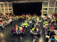 Homenageados e convidados no Ginásio da PUC-Rio. Fotógrafo Antônio Albuquerque. Acervo do Núcleo de Memória.