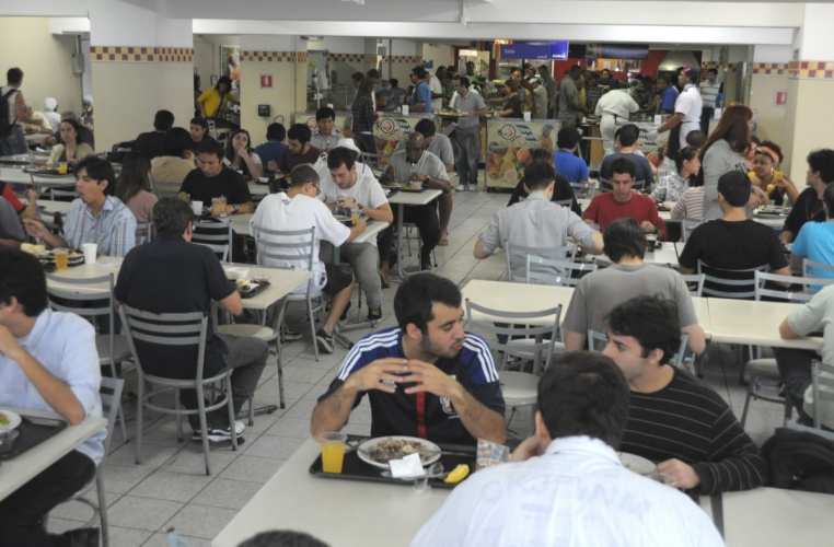 Bandejão da PUC-Rio. 2013. Fotógrafo Antônio Albuquerque. Acervo do Núcleo de Memória.