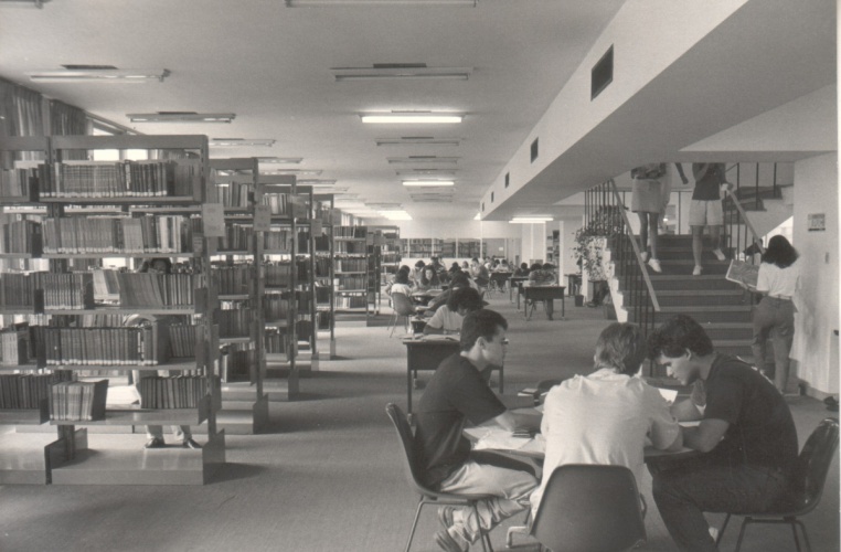 Salão principal da Biblioteca Central. 1989. Fotógrafo Aníbal Mesquita. Acervo da Vice-Reitoria de Desenvolvimento.