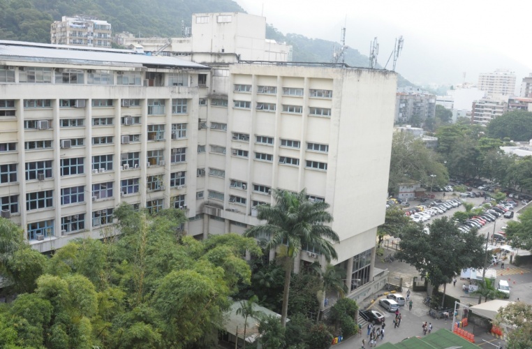 O Edifício da Amizade e ao fundo, do lado direito, o estacionamento principal do campus da Gávea. Vista a partir do Edifício Cardeal Leme. 2013. Fotógrafo Antônio Albuquerque. Acervo do Núcleo de Memória.
