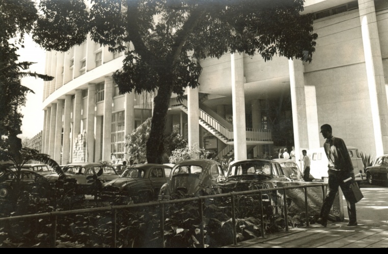 Vista do Edifício Cardeal Leme a partir da ponte de madeira sobre o Rio Rainha. c. 1966. Fotógrafo desconhecido. Acervo da Reitoria.