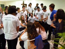 Confraternização entre os membros dos corais após as apresentações no Salão da Pastoral.  Fotógrafo Antônio Albuquerque. Acervo do Núcleo de Memória.