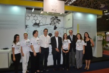 O Reitor Prof. Pe. Josafá Carlos de Siqueira S.J., o Decano do CCBM Prof. Hilton Koch e equipe da PUC-Rio em frente ao estande. Fotógrafo Antônio Albuquerque. Acervo do Núcleo de Memória.