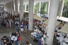 As tendas da exposição nos pilotis do Edifício da Amizade. Fotógrafo Antônio Albuquerque. Acervo do Núcleo de Memória.