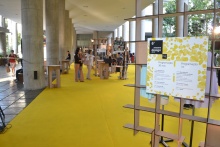 Exposição nos pilotis do Edifício da Amizade. Fotógrafo Antônio Albuquerque. Acervo do Núcleo de Memória.