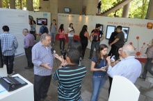 Os professores Miguel Pereira e Cesar Romero são entrevistados logo após a abertura da exposição. Fotógrafo Antônio Albuquerque. Acervo do Núcleo de Memória.