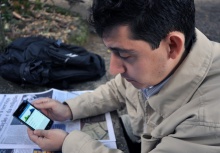 Marco Combat demonstra seu aplicativo. Fotógrafa Flavia Hasselman. Acervo do Projeto Comunicar.