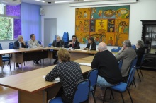 Assembleia realizada na sala do Conselho Universitário, com a presença do Vice-Reitor Prof. Pe. Ivern S.J. e da presidente da AaA, Andrea Ramal. Fotógrafo Antônio Albuquerque. Acervo do Núcleo de Memória.