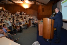 O Reitor prof. pe. Josafá S.J. apresenta seu balanço das atividades da Universidade no ano de 2012, no Auditório do RDC. Fotógrafo Antônio Albuquerque. Acervo do Núcleo de Memória.