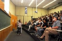 A Profa. Carla Göbel no evento realizado na sala L776. Fotógrafa Pamella Vasconcellos. Acervo do Projeto Comunicar.