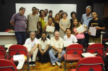 Professores e participantes do curso. Sentados no chão o líder comunitário Itamar Silva e o Prof. Miguel Pereira. De pé, a Profa. Angeluccia Habert. Fotógrafo Jorge Paulo. Acervo do Projeto Comunicar.