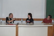 Na foto, Jards Macalé, Adriana Facina (UFF) e Roberto Gomes Mader Gonçalves (COM/PUC-Rio). Fotógrafo Antônio Albuquerque. Acervo do Núcleo de Memória.