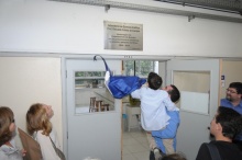 Os filhos do Prof. Reinaldo Calixto descerram juntos a placa com a homenagem. Fotógrafo Antônio Albuquerque. Acervo do Núcleo de Memória.
