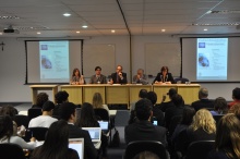 Na sala do Conselho Universitário, entre outros presentes, a Profa. Daniela Trejos Vargas, o Prof. Francisco Guimaraens e o Prof. Celso Lafer. Fotógrafa Flavia Hasselmann. Acervo do Projeto Comunicar.