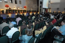 Uma das mesas do Simpósio no Ginásio Poliesportivo. Fotógrafo Antônio Albuquerque. Acervo do Núcleo de Memória.