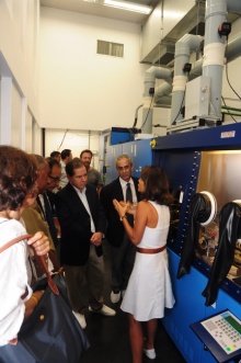 A coordenadora do INCT-Disse, Profa. Patrícia Lustosa, explica as aplicações do aparelho ao ex-ministro Sérgio Rezende. Fotógrafa Cynthia Salles. Acervo do Projeto Comunicar.