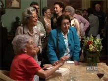 A Profa. Cleonice na noite de autógrafos. Fonte: site da TV PUC-Rio.