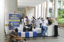 Lounge do CCESP Virtual nos pilotis da Ala Kennedy. Fotógrafo Antônio Albuquerque. Acervo do Núcleo de Memória.