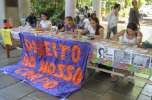 Mesa com as palestrantes nos pilotis da Ala Kennedy. Fotógrafo Antônio Albuquerque. Acervo do Núcleo de Memória.