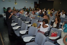 O Prof. Jorge Larrosa durante o mini-curso no Auditório Padre Anchieta. Fotógrafo Antônio Albuquerque. Acervo do Núcleo de Memória.