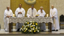 Missa celebrada na Igreja do Sagrado Coração de Jesus pelo Reitor Prof. Pe. Josafá Carlos de Siqueira S.J. e concelebrada pelos padres Jesús Hortal, Pedro Guimarães Ferreira, Luís Corrêa Lima e Amarillo Checon. Fotógrafo Antônio Albuquerque. Acervo do Núcleo de Memória.