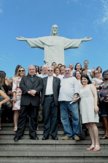 A Profa. Lilian Saback, o Arcebispo Dom Orani Tempesta, O. Cist., o Prof. Cesar Romero, o Prof. Pe.  Josafá S.J. e o Prof. Miguel Pereira, entre outros. Fotógrafo Antônio Albuquerque. Acervo do Núcleo de Memória.