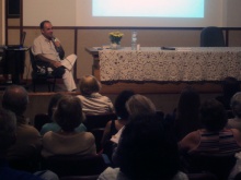 Palestra do Prof. Padre Luis Correa Lima S.J. (TEO). Acervo do Centro Loyola de Fé e Cultura.