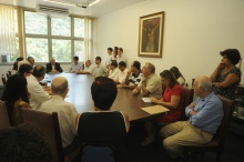 Na cabeceira da mesa da sala de reuniões da Reitoria estão o Pe. Alfredo Sampaio S.J., o Reitor Prof. Pe. Josafá S.J. e o Prof. Pe. José Abel de Souza S.J. Fotógrafa Cynthia Salles. Acervo do Projeto Comunicar.