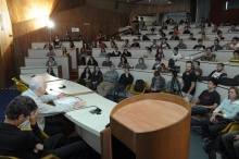 Comentários do Prof. Cesar Romero antes da exibição dos filmes no Auditório do RDC. Fotógrafo Antônio Albuquerque. Acervo do Núcleo de Memória.