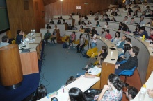 Os professores Leonardo Cavalcanti e Claudia Silva no Auditório do RDC. Fotógrafo Antônio Albuquerque. Acervo do Núcleo de Memória da PUC-Rio.
