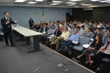 Palestra de Carlos Ghosn no Auditório Padre Anchieta. Fotógrafo Antônio Albuquerque. Acervo do Núcleo de Memória.