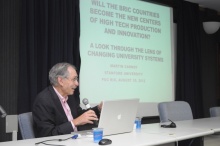 Palestra do Prof. Martin Carnoy no Auditório Padre Anchieta. Fotógrafo Antônio Albuquerque. Acervo do Núcleo de Memória.